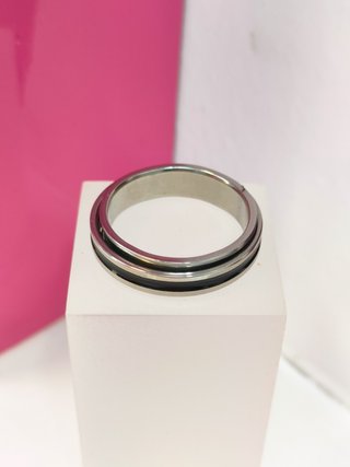 Anillo acero plateado con linea negra giratoria T22