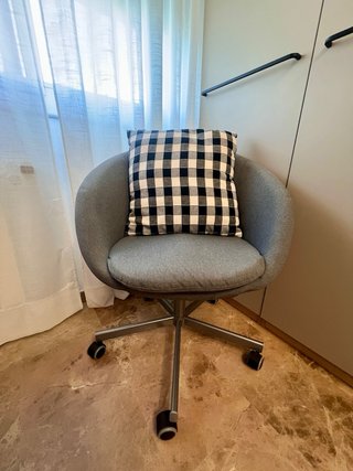 Silla giratoria de tela gris