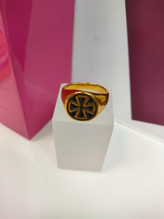 Anillo acero dorado con cruz de hierro T24