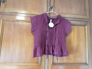 Blusa de verano morada con volantes