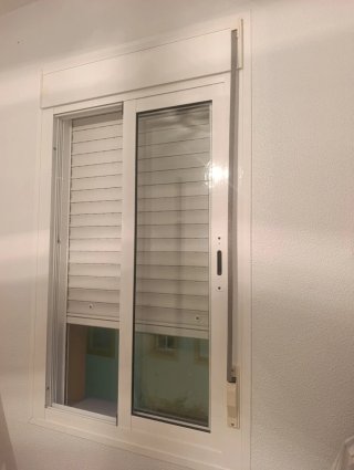 Ventana aluminio doble hoja con persiana