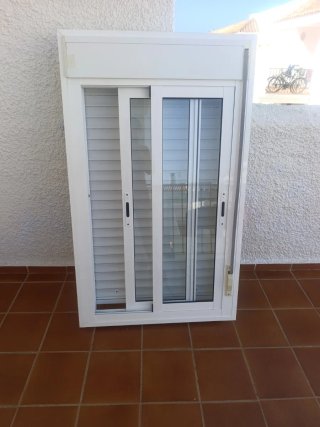 Ventana aluminio doble hoja con persiana