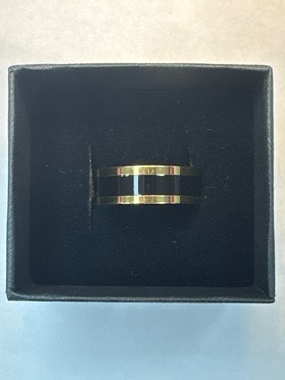 Anillo acero dorado con linea gruesa negra T21