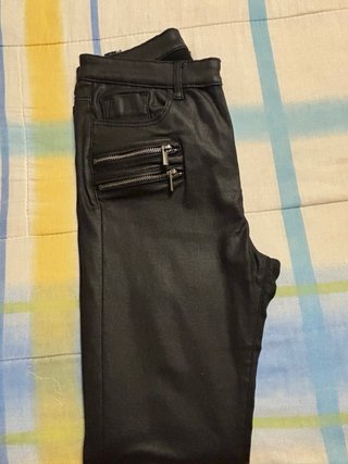 Pantalón efecto piel cremalleras