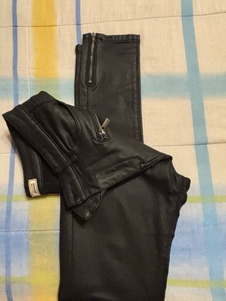 Pantalón efecto piel cremalleras