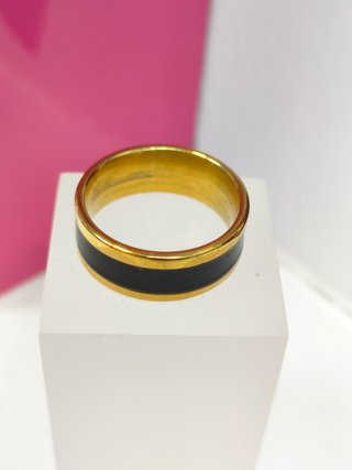 Anillo acero dorado con linea negra gruesa T18