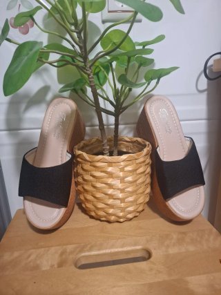 Zandalias cuña negras y beige