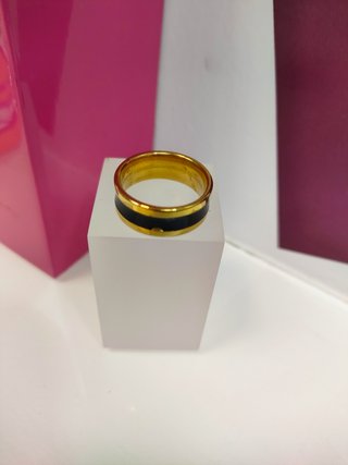 Anillo acero dorado con linea gruesa negra T19