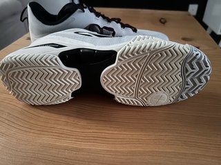 Zapatillas de pádel blancas y negras