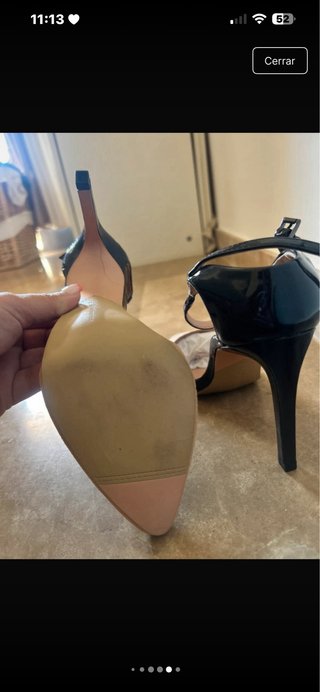 Tacones descubiertos beige y azul marino