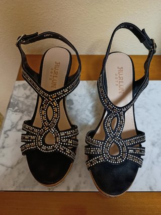 Sandalias HURLON negras y doradas