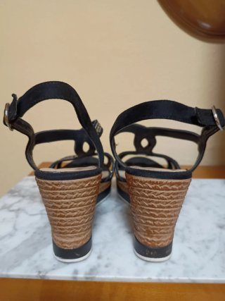 Sandalias HURLON negras y doradas