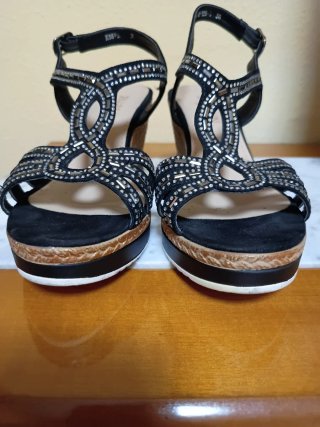 Sandalias HURLON negras y doradas