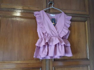 Blusa de verano rosa volantes