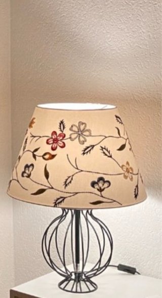 Lámpara de mesa floral beige