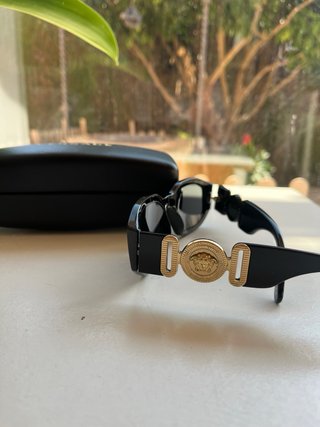Gafas de sol Versace negras y doradas