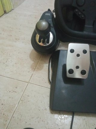 Volante y pedales para multi consolas