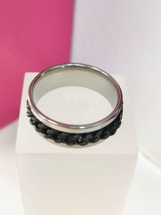 Anillo acero plateado con linea negra gruesa cadena T24