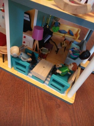 Casita de muñecas de madera con accesorios