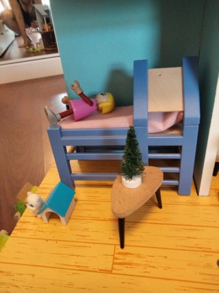 Casita de muñecas de madera con accesorios