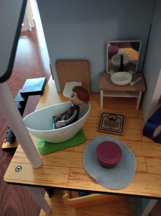 Casita de muñecas de madera con accesorios