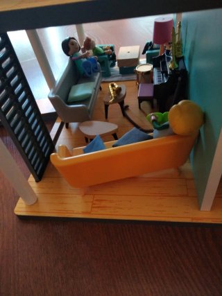 Casita de muñecas de madera con accesorios