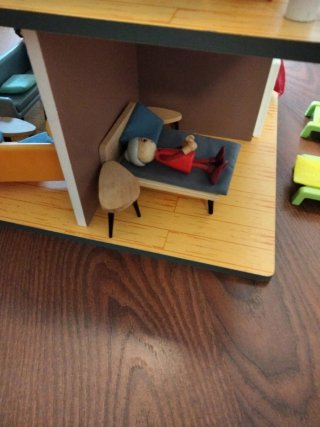Casita de muñecas de madera con accesorios