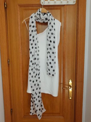 Vestido blanco Zara S con pañuelo lunares