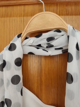 Vestido blanco Zara S con pañuelo lunares
