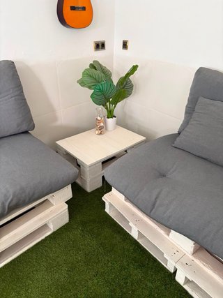 Sofá y mesa Palet con Respaldo Gris