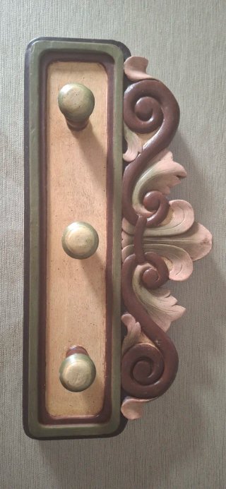 Perchero y espejo de madera con adornos