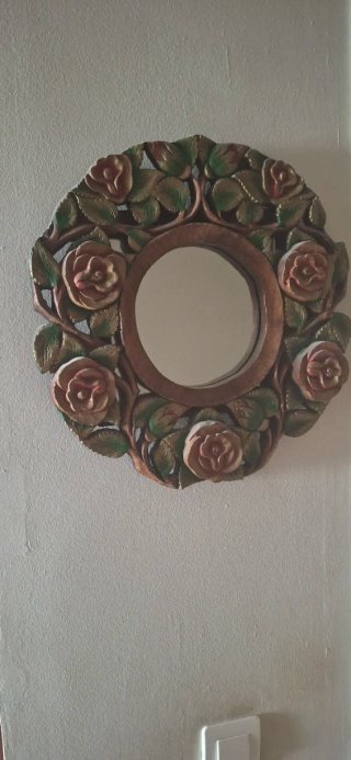 Perchero y espejo de madera con adornos