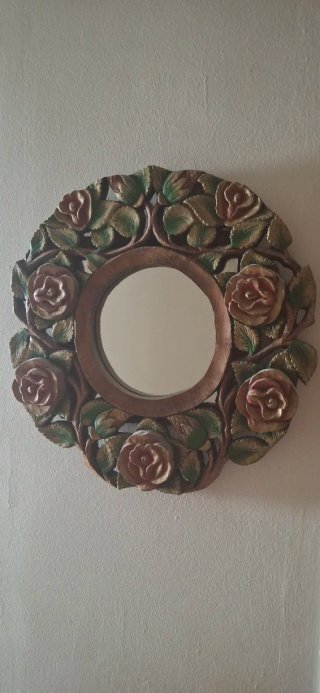 Perchero y espejo de madera con adornos