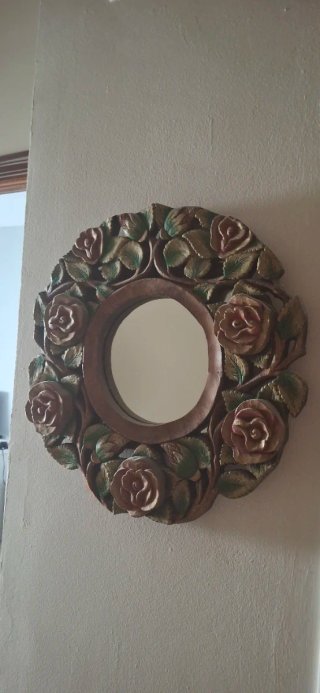 Perchero y espejo de madera con adornos