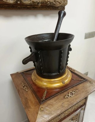 Almirez gigante con peana de madera