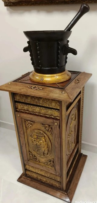 Almirez gigante con peana de madera