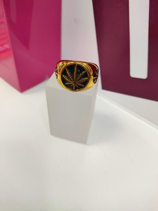 Anillo acero dorado con hoja en negro T25