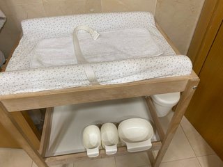 Cambiador IKEA con accesorios