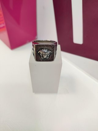 Anillo acero plateado sello versace T24