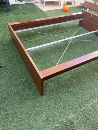 Cama matrimonio con 2 mesitas