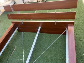 Cama matrimonio con 2 mesitas