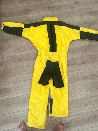 Traje de esquí amarillo y verde