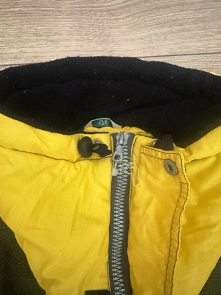 Traje de esquí amarillo y verde