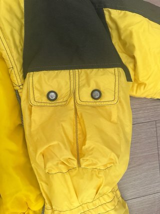Traje de esquí amarillo y verde