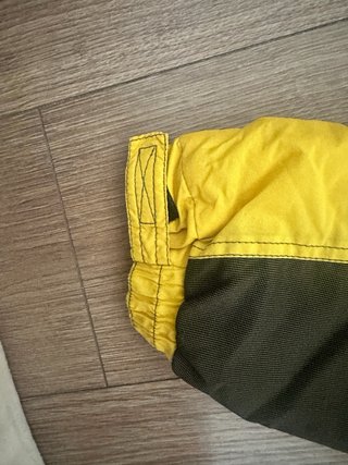 Traje de esquí amarillo y verde