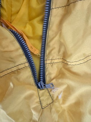 Traje de esquí amarillo y verde