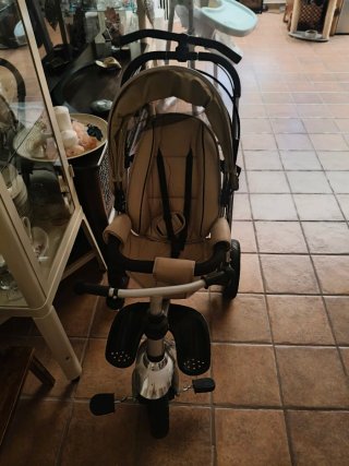 Triciclo reclinable con manillar giratorio