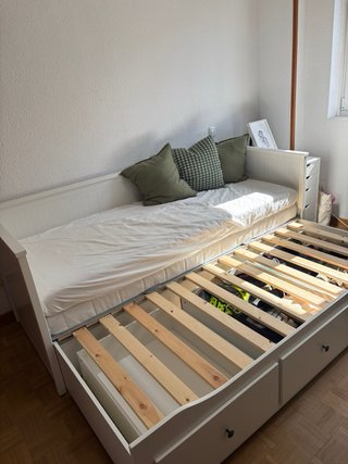 Diván blanco Ikea con 3 cajones y 2 colchones