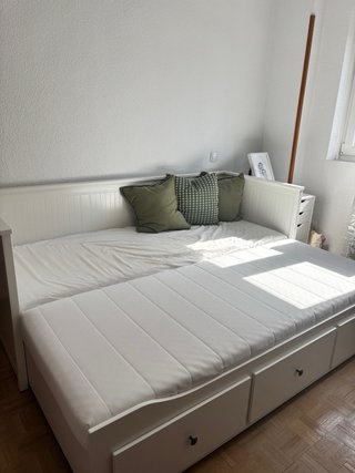 Diván blanco Ikea con 3 cajones y 2 colchones