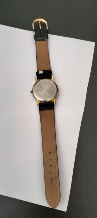 Reloj de pulsera con correa negra